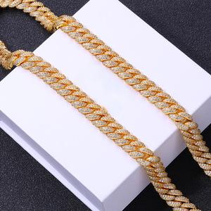 Collier Hip Hop Bling Exclusif Personnalisé en Argent Sterling 925 Plaqué Or 18K avec Chaîne Maille Cubaine Miami Sertie de Moissanite et Incrustation de Pierres - Product Image 3