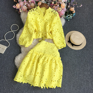 Conjunto de 2 piezas casual de moda para mujer: Camisa de manga larga de color liso con encaje, cuello alto y lazo en la cintura, y falda tipo A con diseño hueco. - Product Image 6