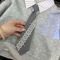 Ensemble de vêtements preppy pour fille automne 2026 : Sweat-shirt gris à patchwork avec cravate + Jupe plissée (2 pièces)