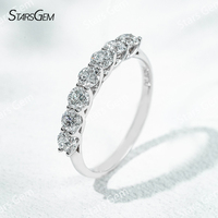 Bague classique Starsgem demi-cercle à sept pierres en or 18 carats plaqué rhodium avec diamant de laboratoire blanc de couleur D taille brillant de 3 mm et 0,75 ct