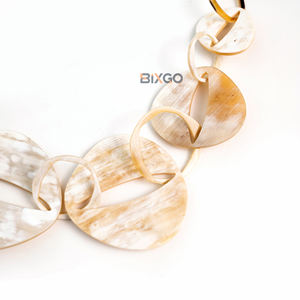 Collar de Cuerno de Búfalo Natural con 6 Eslabones Principales, Cadena de Diseño Audaz, Joyería Orgánica Pulida a Mano, Regalo de Moda, Vietnam - Product Image 3