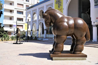 Statue en bronze personnalisée Fernando Botero, sculpture d'une femme nue et corpulente allongée
