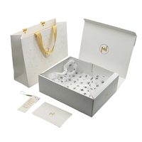 Boîtes d'expédition pliables personnalisables en papier PR, design gaufré, pour vêtements, emballage beige et blanc pastel, avec logo personnalisé
