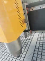 Router CNC de 3 ejes con mesa de vacío CA-1530, accionamiento paso a paso, husillo único, control NC Studio y RichAuto, y motor central