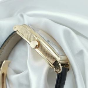 Montre d'affaires simple et élégante avec affichage du calendrier et fonction étanche. Un créateur de mode a conçu la montre. - Product Image 4