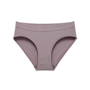 Culottes pour femmes sans coutures, fabriquées en microfibre extensible, avec design sans ligne visible, idéales pour les tenues ajustées et un confort tout au long de la journée. - Product Image 1