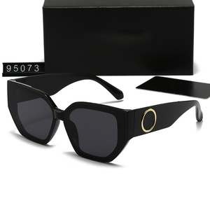 Nuovi <span class=keywords><strong>Occhiali</strong></span> <span class=keywords><strong>da</strong></span> <span class=keywords><strong>Sole</strong></span> Polarizzati <span class=keywords><strong>da</strong></span> <span class=keywords><strong>Donna</strong></span> alla Moda, Protezione UV380, Montatura Larga con Decorazione ad Anello e Contrasto di Colore 95073 - Product Image 4