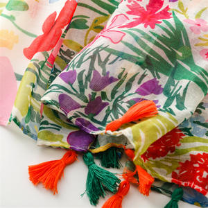 Bufanda/Chal de Poliéster Fino con Hilo Bali, Diseño Floral de Longitud Media, Colores Frescos de Primavera/Verano, con Borlas y Estampado de Plantas y Flores - Product Image 6