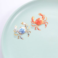 Épinglette en émail style porcelaine bleue et blanche en forme de crabe pour sac, chapeau, vêtement et ornement de style personnel