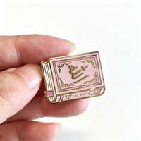 Épinglette en émail de haute qualité style livre, badge métallique plaqué or, logo personnalisé, bijoux en mousseline, épinglettes de revers personnalisées avec aimant