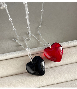 Collar de Corazón de Resina Negra y Roja con Cadena de Burbujas de Plata 925, un Estilo Romántico y Atrevido que Representa el Glamour Gótico - Product Image 2