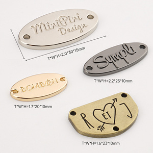 Placa de Metal Dorada con Letras para Logotipo de Ropa, Etiqueta de Metal Personalizada para Coser en la Ropa con Dos Agujeros para Trajes de Baño y Suéteres - Product Image 6