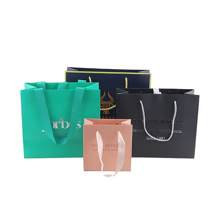 Logo doré personnalisé de luxe, grand petit magasin de détail, Costume vêtements bijoux shopping cadeau sac en papier avec poignées de ruban de nœud papillon