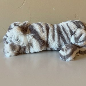 Peluche Sacha Snow Tiger Jellycat, Morbido Cuscino a Forma di Tigre Bianca, Regalo per Bambini, Vendita all'Ingrosso - Product Image 3