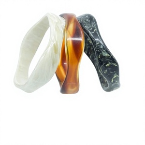 Ensemble de bracelets classiques en résine ANEES HANDICRAFTS, motif couronne, crème, marron, noir marbré, unisexe, tendance, pour mariage et fête - Product Image 1