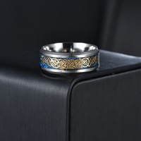 Vente en gros d'anneaux en acier titane de 8 mm, inoxydable, texturé, en fibre de carbone, motif de dragon incrusté, anneaux pour hommes et femmes