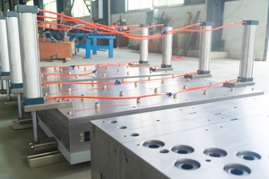 Molde de Extrusión de Alta Calidad Personalizado para Paneles de Puerta Huecos de PVC/WPC de 600mm-1100mm para Electrodomésticos, con Certificación ISO9001 - Product Image 4