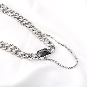 สร้อยคอคิวบันสแตนเลสสตีลสองชั้นพร้อมจี้แก้วสีดำลายเรขาคณิตสำหรับผู้ชาย - Product Image 3