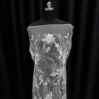 GCW-AUV120813 Tissu en dentelle de tulle blanc 3D rembourré avec appliques de feuilles, perles et sequins pour studio de haute couture