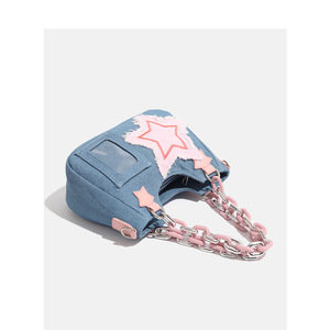 <span class=keywords><strong>Sac</strong></span> bandoulière mini hobo en denim bleu foncé <span class=keywords><strong>tendance</strong></span> rétro avec appliqué étoile rose effiloché et chaîne épaisse rose et argentée - Product Image 6