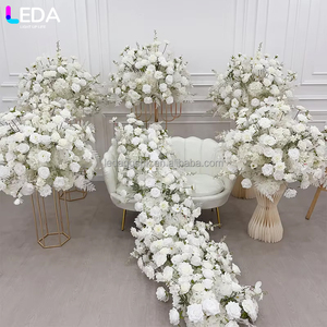 Centres de table LEDA faits à la main, boule de fleurs artificielles blanches personnalisées et douces pour mariage - Product Image 1