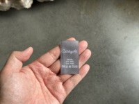 Ohne Mindestbestellmenge Kostenlose Muster Großhandel Maßgefertigte Rechteckige Damast-Halblintfaltenetiketten mit Schlaufe Genähte Quadratische Gewebte Kleidungsetiketten