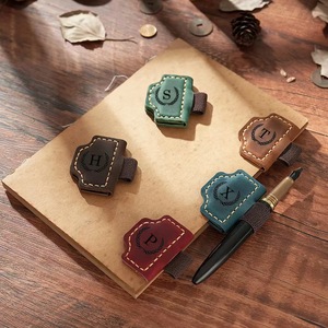 Marque-page personnalisé en cuir avec coin magnétique, marque-page promotionnel en cuir avec fente pour stylo - Product Image 2