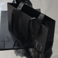 Sacs en papier noir avec logo UV personnalisé, sacs cadeaux de luxe imprimés, logo UV pour vêtements, bijoux, emballages de beauté