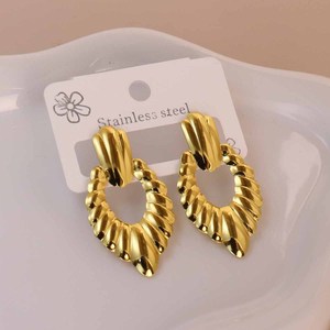 ขายส่งเครื่องประดับสไตล์พังก์ทันสมัย รูปทรงเรขาคณิตแบบไม่สมมาตร เรียบง่าย หรูหราเคลือบ PVD ขนาดใหญ่ ชุบเย็น 18K  ทำจากสแตนเลสสตีล ป้องกันการแพ้ - Product Image 2