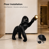 Lampadaire Sculptural Gorille en Fibre de Verre Personnalisé OEM, Statue Lumineuse Animale Moderne pour Hall d'Hôtel de Luxe, Fabricant d'Éclairage d'Intérieur
