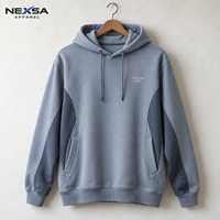 Sweat à capuche personnalisé en polycoton bleu poussière avec panneaux contrastants, poche latérale zippée et motif graphique, style décontracté, sportif et streetwear