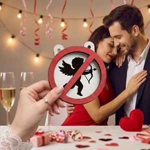 Ensemble d'ornements en bois « Sarcastic Love Sign » au design amusant, artisanat décoratif fait main pour la décoration intérieure anti-Valentine - Product Image 2