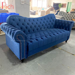 أريكة تشيسترفيلد فاخرة لغرفة المعيشة والفنادق، مصنوعة من قماش مخملي عالي الجودة بظهر على شكل جمل، مع تنجيد عميق ومسند للقدمين، مناسبة للفيلات - Product Image 5