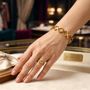 <span class=keywords><strong>MIOU</strong></span> Juego de 2 Pulseras de Moda para Mujer, de Acero Inoxidable Dorado, con Hebilla de Flor de Cuatro Hojas y Diseño Hueco, Elegante Brazalete y Anillo - Product Image 4