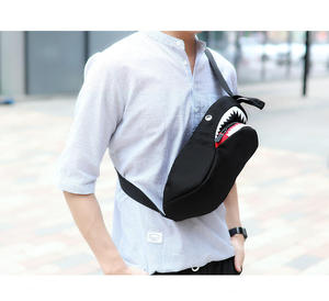 Sac à bandoulière multifonctionnel en tissu Oxford pour homme avec logo personnalisé, chargement USB, imperméable, sac messager et sac de poitrine - Product Image 3