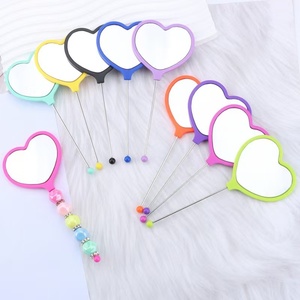 Espejo de Maquillaje Portátil de Mano con Forma de Corazón para Mujer, de Plástico, con Impresión de Logotipo Personalizable - Product Image 2