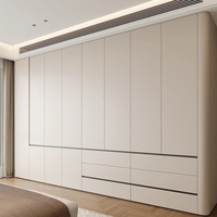 Armoire de chambre à coucher moderne blanche personnalisée avec éclairage LED intégré et une combinaison d'étagères ouvertes et de compartiments de rangement