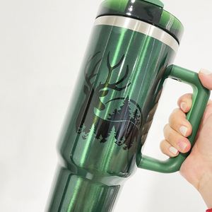 Gobelet H2.0 40 oz avec poignée, motifs Bonhomme de neige, Sapin de Noël, Père Noël, couleurs rouge et vert, pour impression par sublimation - Product Image 4