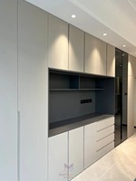 Buffet de salle à manger moderne et minimaliste en bois avec éclairage LED intégré, vitrine en verre, design modulaire sans poignées
