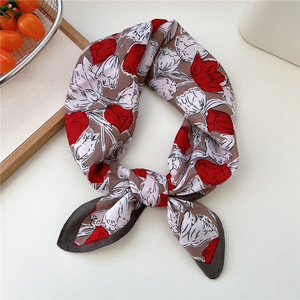 <span class=keywords><strong>Bandana</strong></span> Quadrata alla Moda con Stampa Floreale Genya 65*65cm, Foulard Quadrato in Poliestere, Sciarpa Decorativa, <span class=keywords><strong>Bandana</strong></span> <span class=keywords><strong>per</strong></span> <span class=keywords><strong>Capelli</strong></span> da Donna - Product Image 6