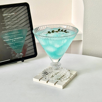 Verre à cocktail créatif à rayures gaufrées, tasse à martini en triangle à pieds courts, multi-usages pour les boissons de dessert à la crème glacée