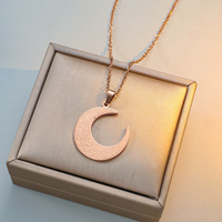 Collier Ayatul Kursi avec pendentif en forme de lune pour femmes et hommes, calligraphie arabe islamique, bijoux musulmans en acier inoxydable, cadeau pour l'Aïd Ramadan