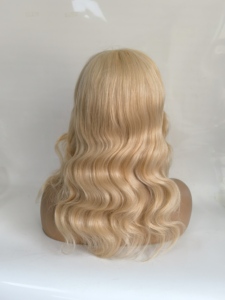 Parrucca da donna su misura con <span class=keywords><strong>capelli</strong></span> umani vergini biondi ondulati, top in seta, linea frontale realistica, a prezzo conveniente - Product Image 2