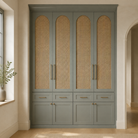 Armoire intégrée sur mesure avec portes en rotin tressé cintrées, armoire de chambre à coucher moderne classique style Shaker