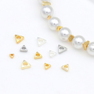Cuentas triangulares de oro de 18k que conservan el color y cuentas espaciadoras plateadas para la fabricación de joyería DIY. - Product Image 3