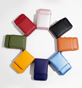 กระเป๋าสะพายข้างผู้หญิงขนาดใหญ่ 3 ชั้น ซิปยาว วัสดุ PU ใส่บัตรได้หลายใบ ใช้สำหรับเดินทาง ใส่พาสปอร์ตได้ - Product Image 4