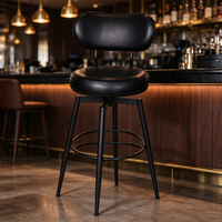 Tabouret de bar pivotant moderne en cuir noir avec dossier souple, coussin rond, repose-pieds et pieds en métal – Mobilier de loft