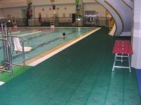 Tapis d'entrée modulaire moderne en dalles en V pour piscine, antidérapant, imperméable, écologique, en PVC, système de fixation par emboîtement facile