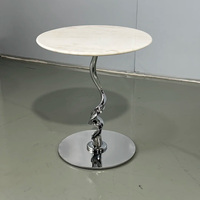 Table d'appoint ronde en marbre de luxe moderne avec pied en métal torsadé artistique pour la maison, l'hôtel, le salon, la chambre à coucher