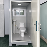 Toilettes mobiles préfabriquées modernes, cabine de salle de bain portable pour le camping, toilettes extérieures avec unité de douche intégrée pour événements publics